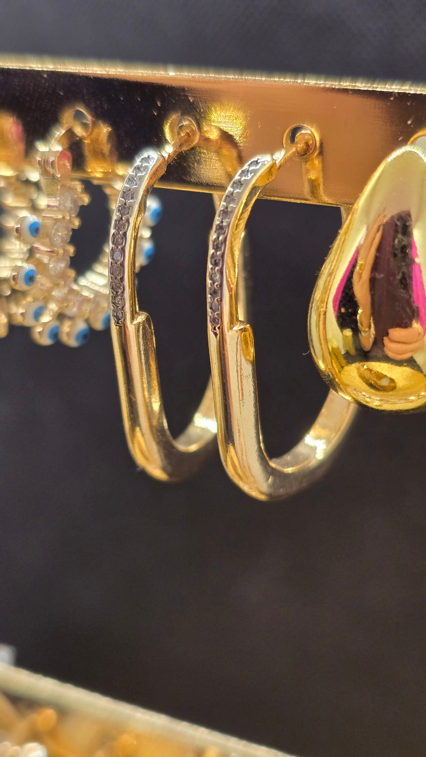 Goldene Creolen-Ohrringe mit Zirkonia-Steinbesatz – Elegante Tropfenform