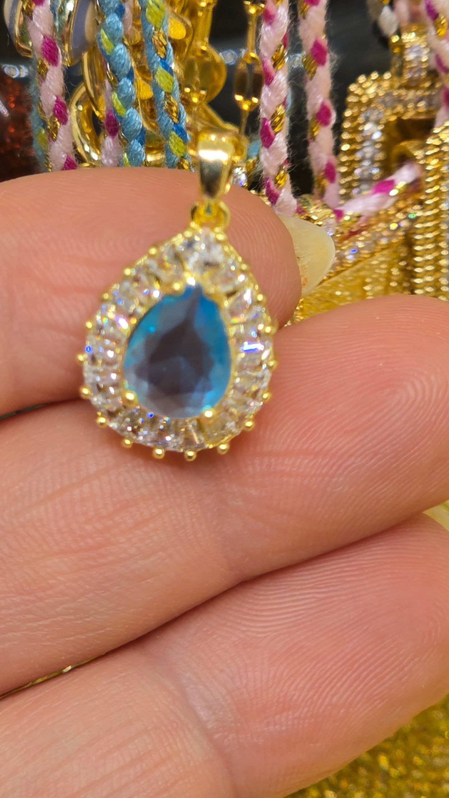 Tropfenhalskette mit blauem Stein - Edelstahl