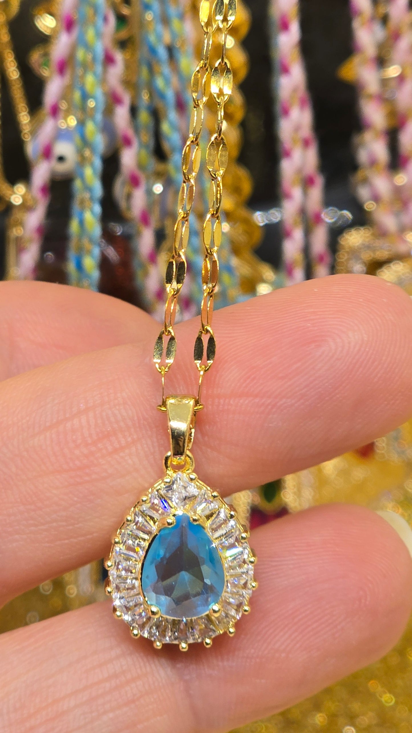 Tropfenhalskette mit blauem Stein - Edelstahl