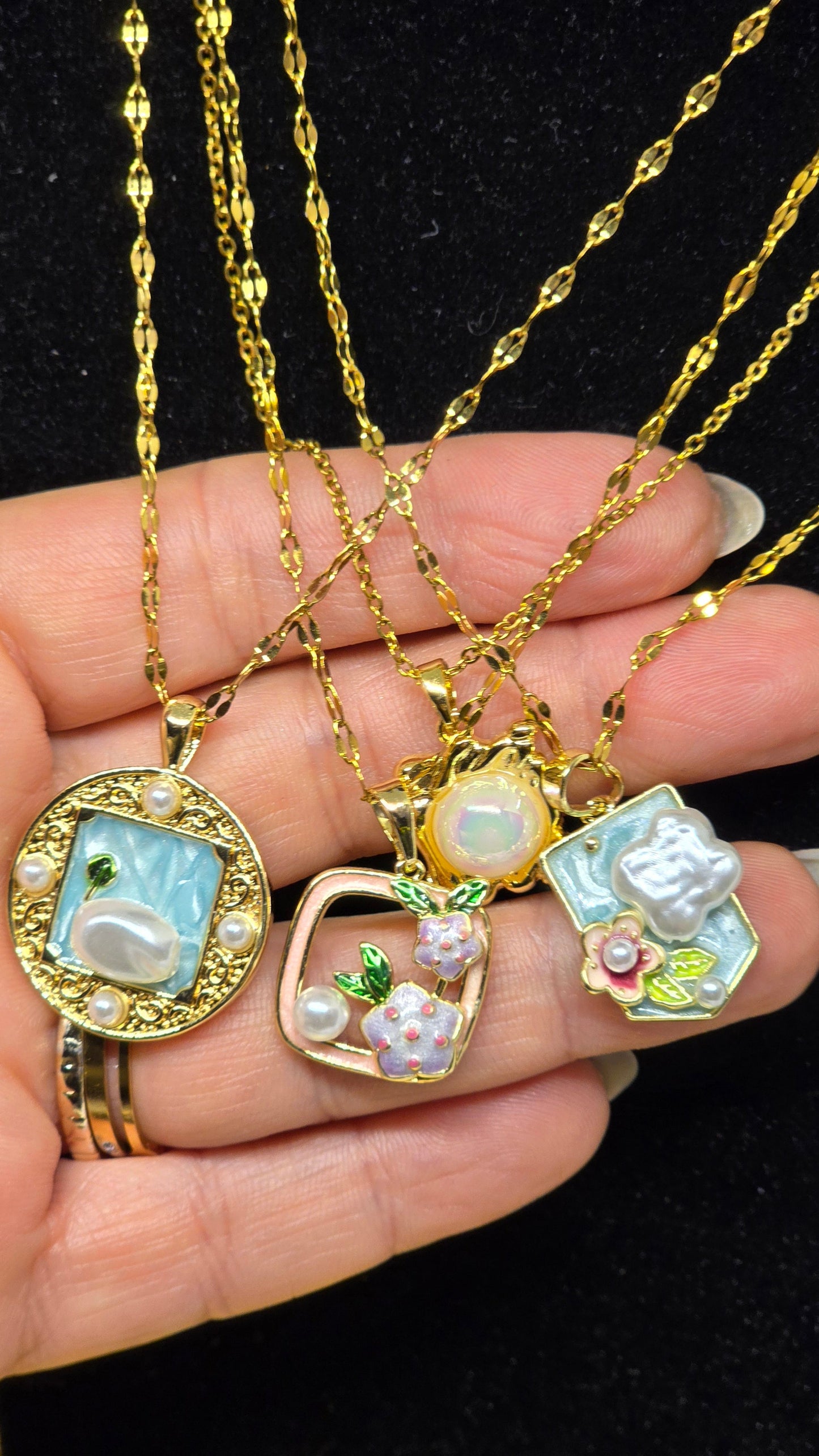 Vintage pearl necklace with gemstone pendant - Oriental design | 18K gold plated