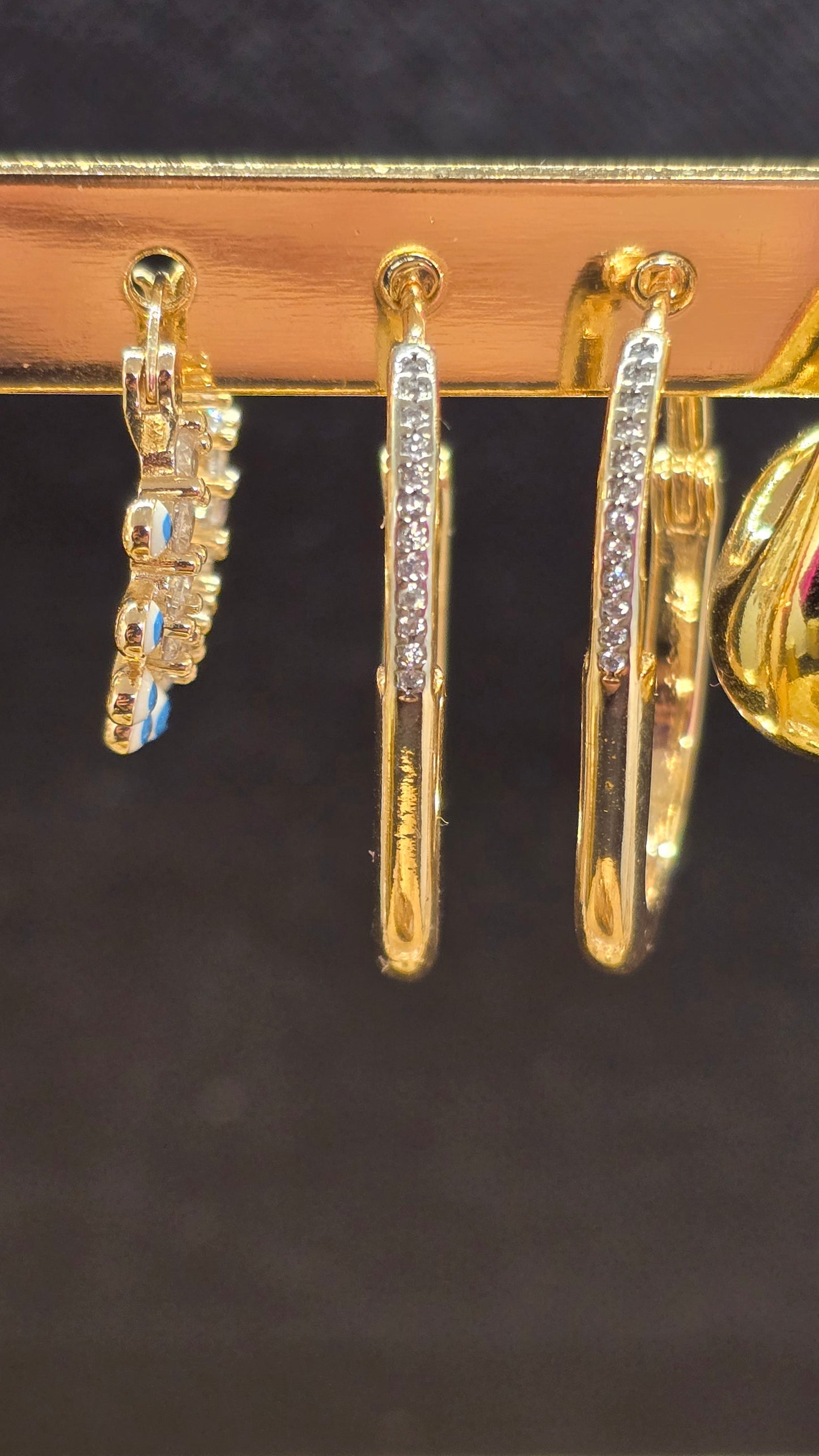 Goldene Creolen-Ohrringe mit Zirkonia-Steinbesatz – Elegante Tropfenform