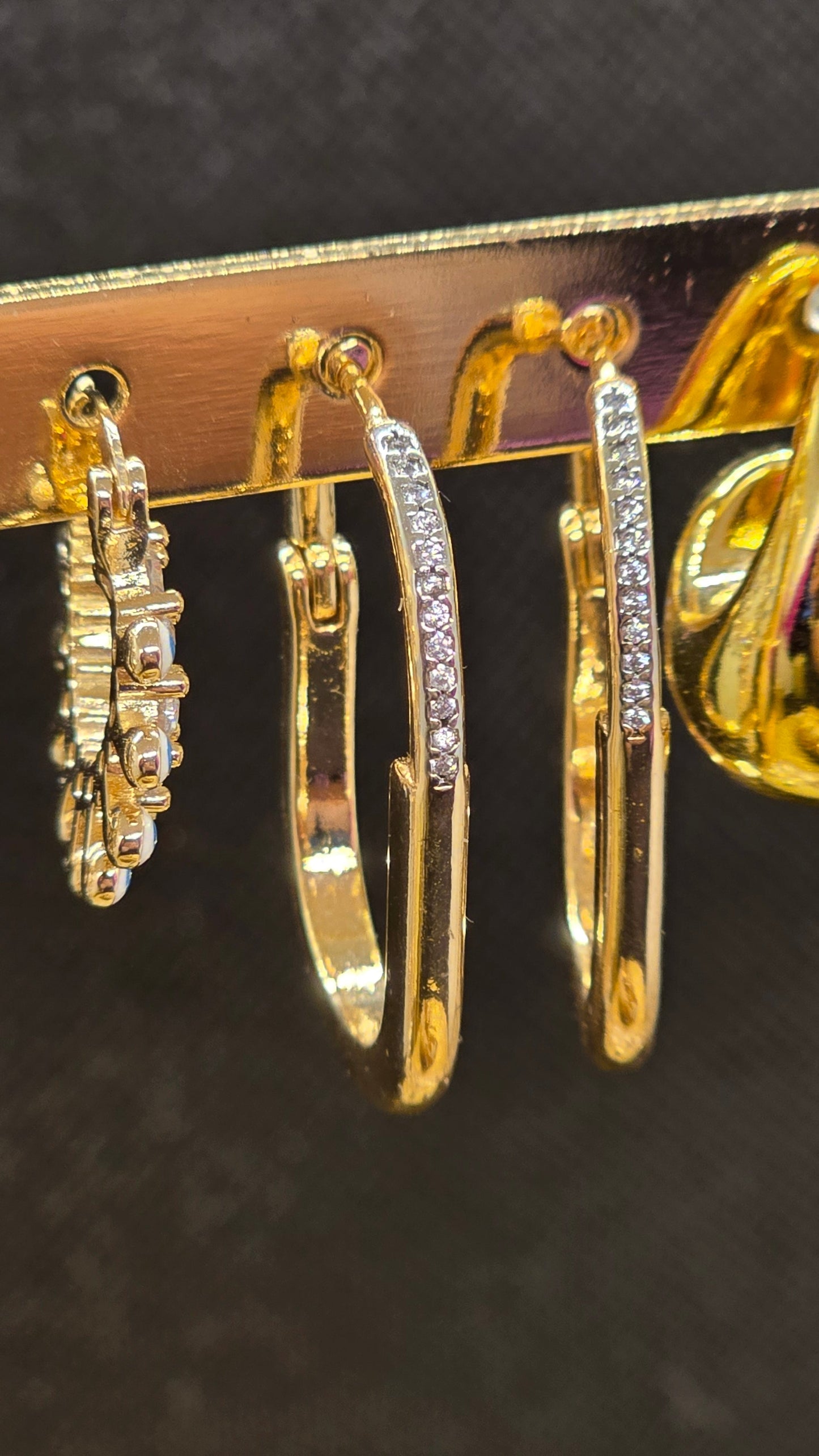 Goldene Creolen-Ohrringe mit Zirkonia-Steinbesatz – Elegante Tropfenform