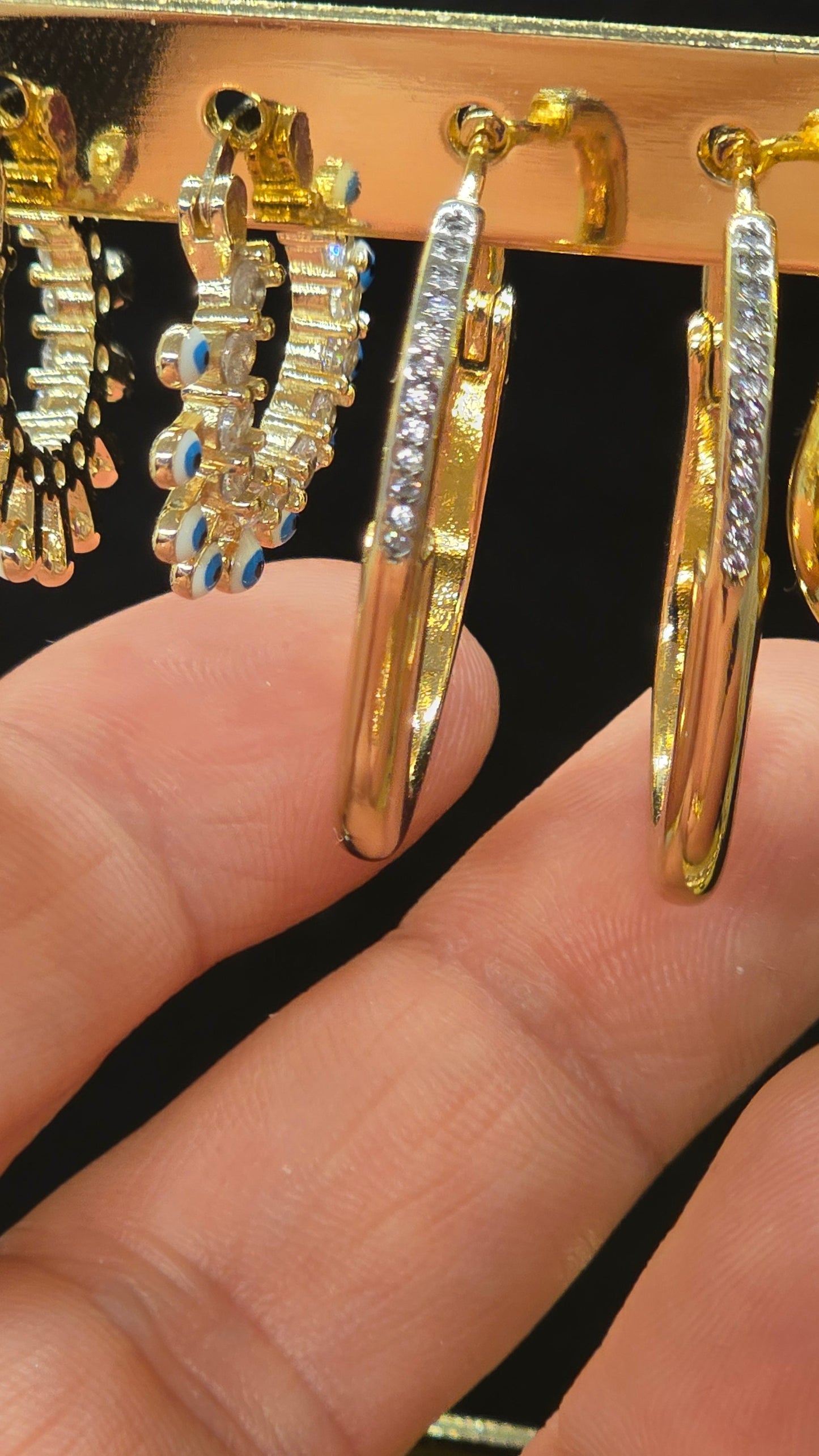 Goldene Creolen-Ohrringe mit Zirkonia-Steinbesatz – Elegante Tropfenform