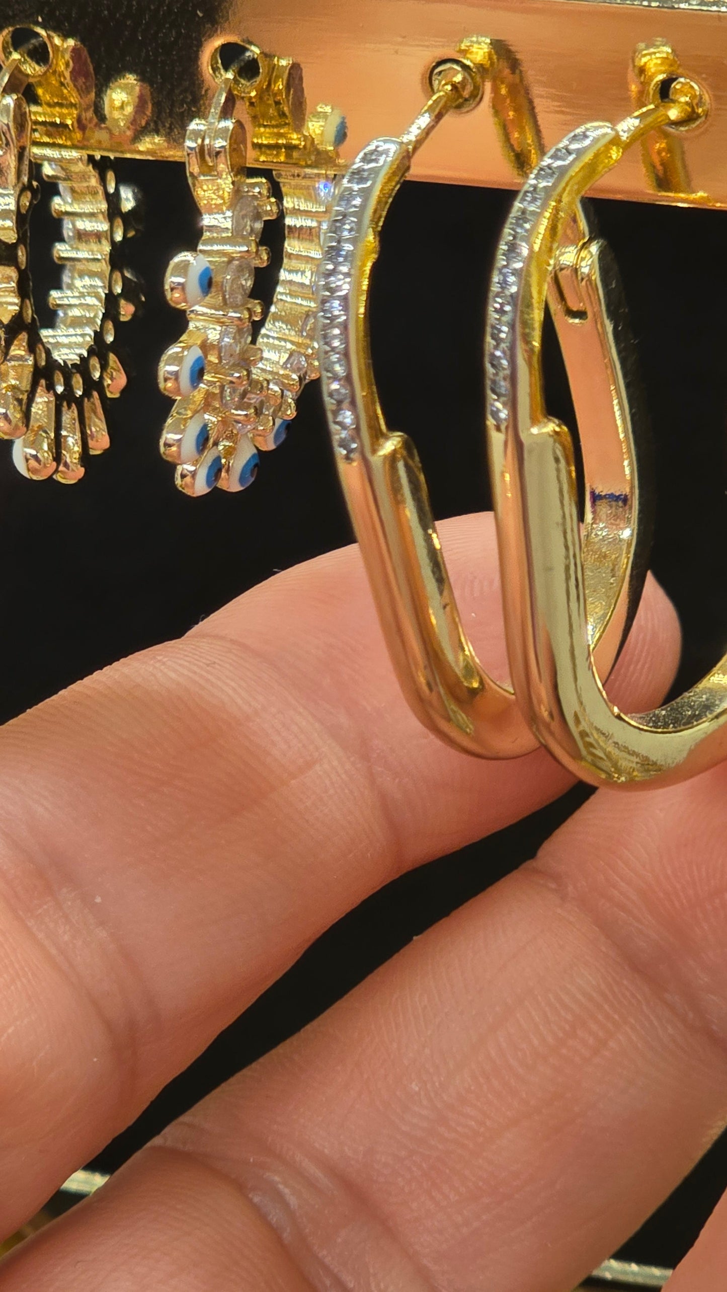 Goldene Creolen-Ohrringe mit Zirkonia-Steinbesatz – Elegante Tropfenform