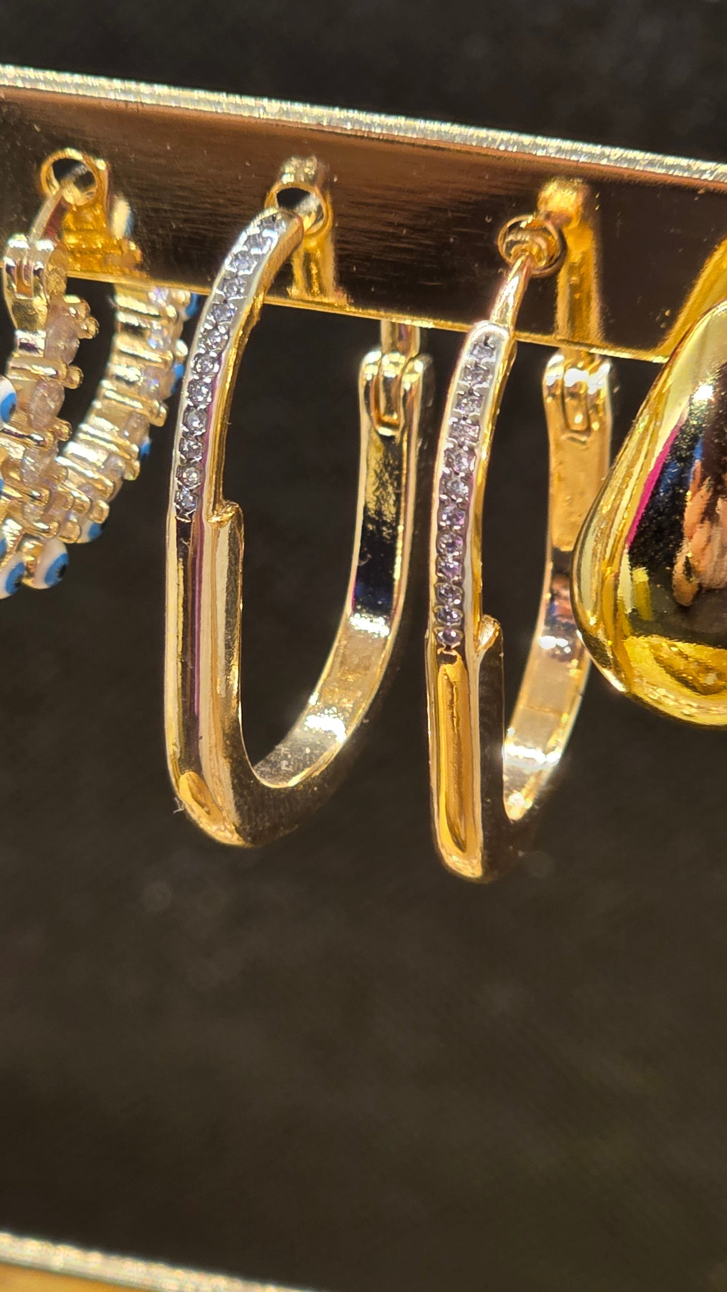 Goldene Creolen-Ohrringe mit Zirkonia-Steinbesatz – Elegante Tropfenform