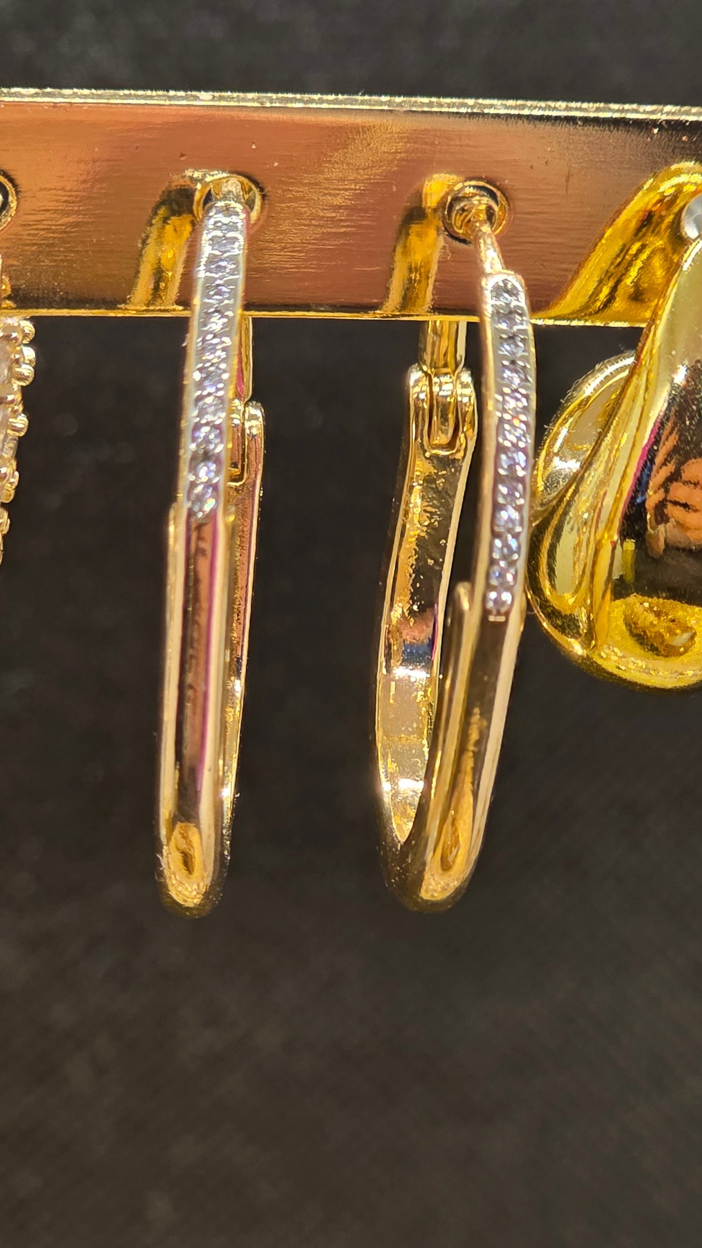 Goldene Creolen-Ohrringe mit Zirkonia-Steinbesatz – Elegante Tropfenform