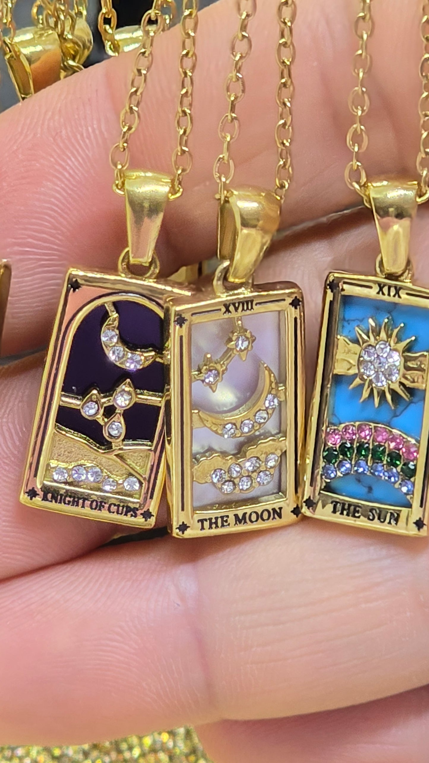 Tarot Karten Charms Halskette 18K Vergoldet – Sonne, Mond & Zodiakzeichen