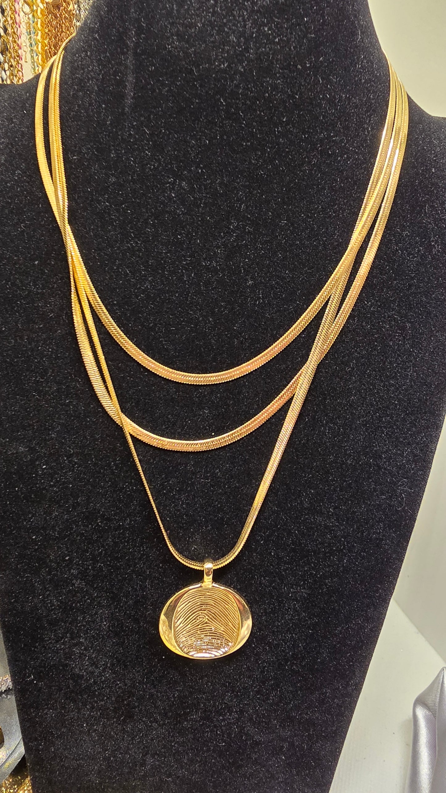 Gold Layered Snake Chain Halskette mit rundem Fingerabdruck Anhänger