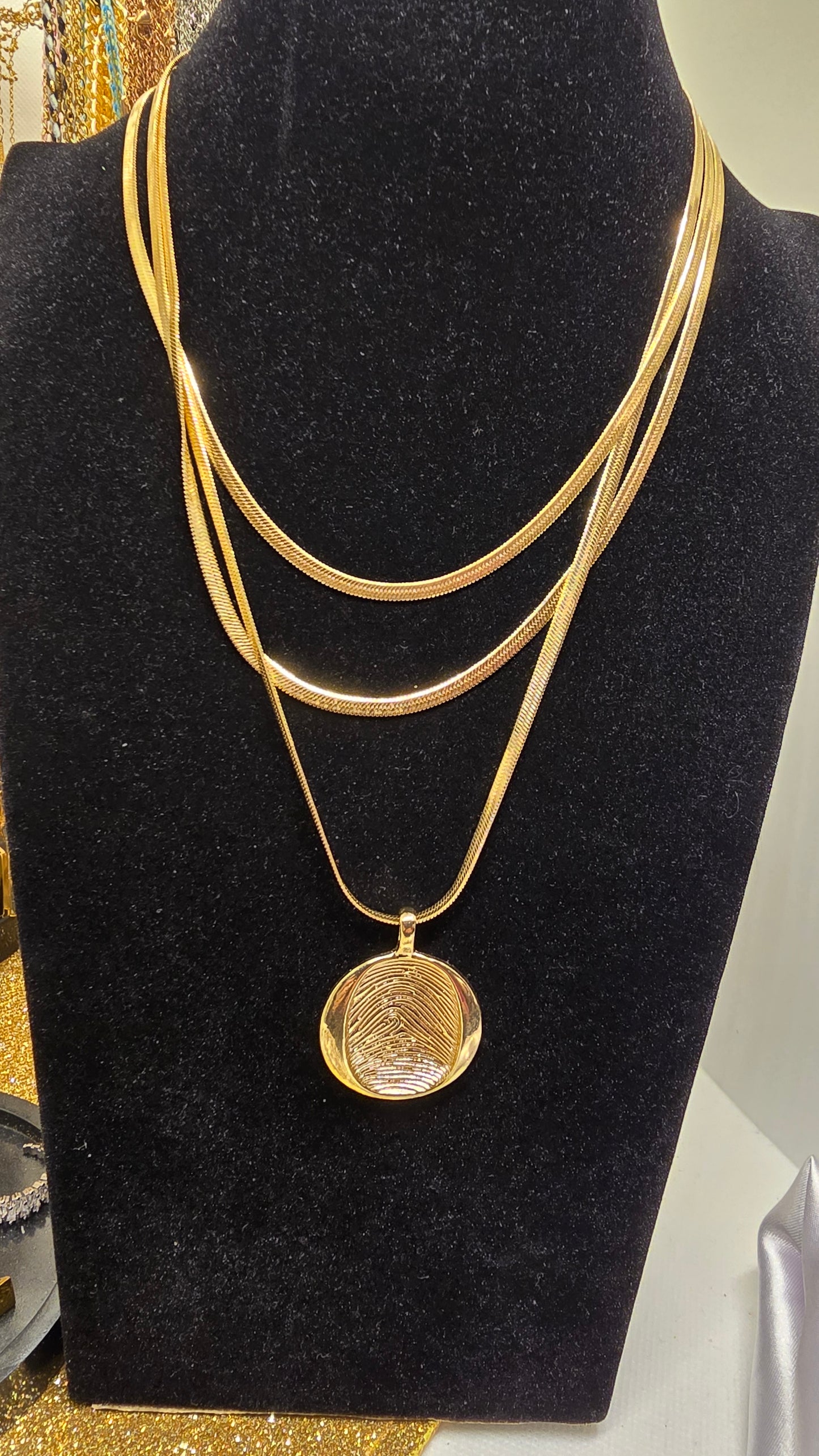 Gold Layered Snake Chain Halskette mit rundem Fingerabdruck Anhänger