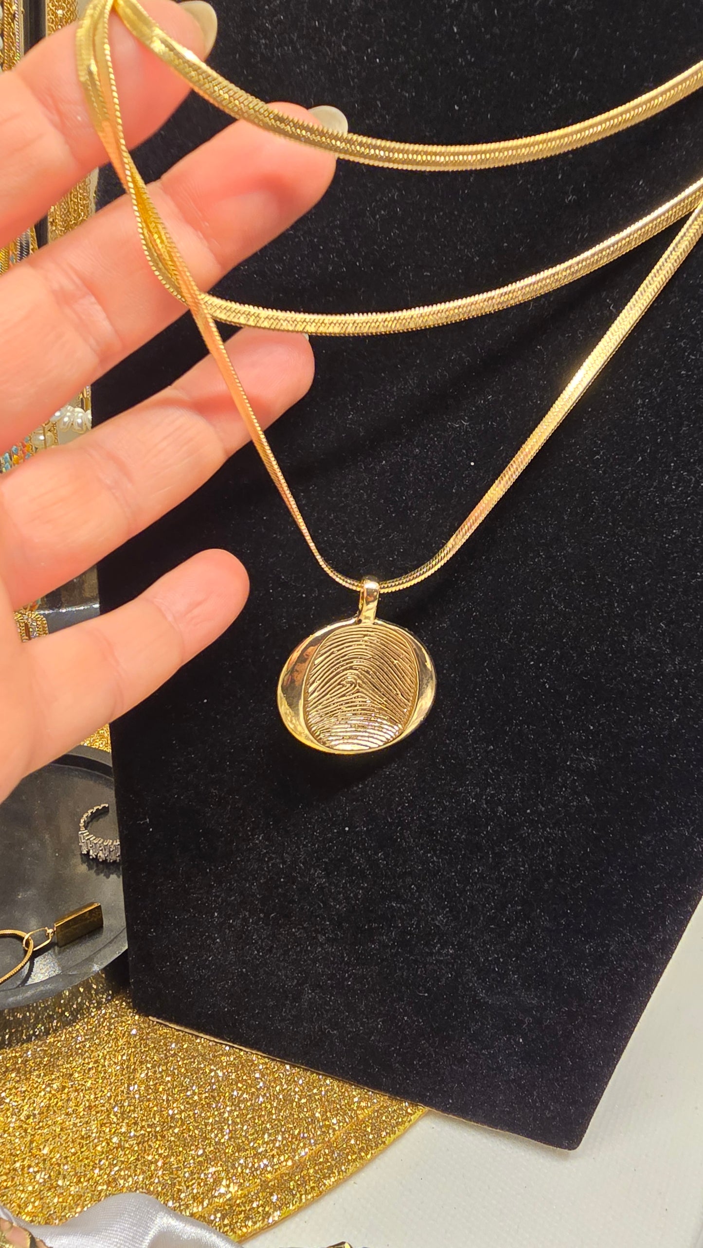 Gold Layered Snake Chain Halskette mit rundem Fingerabdruck Anhänger