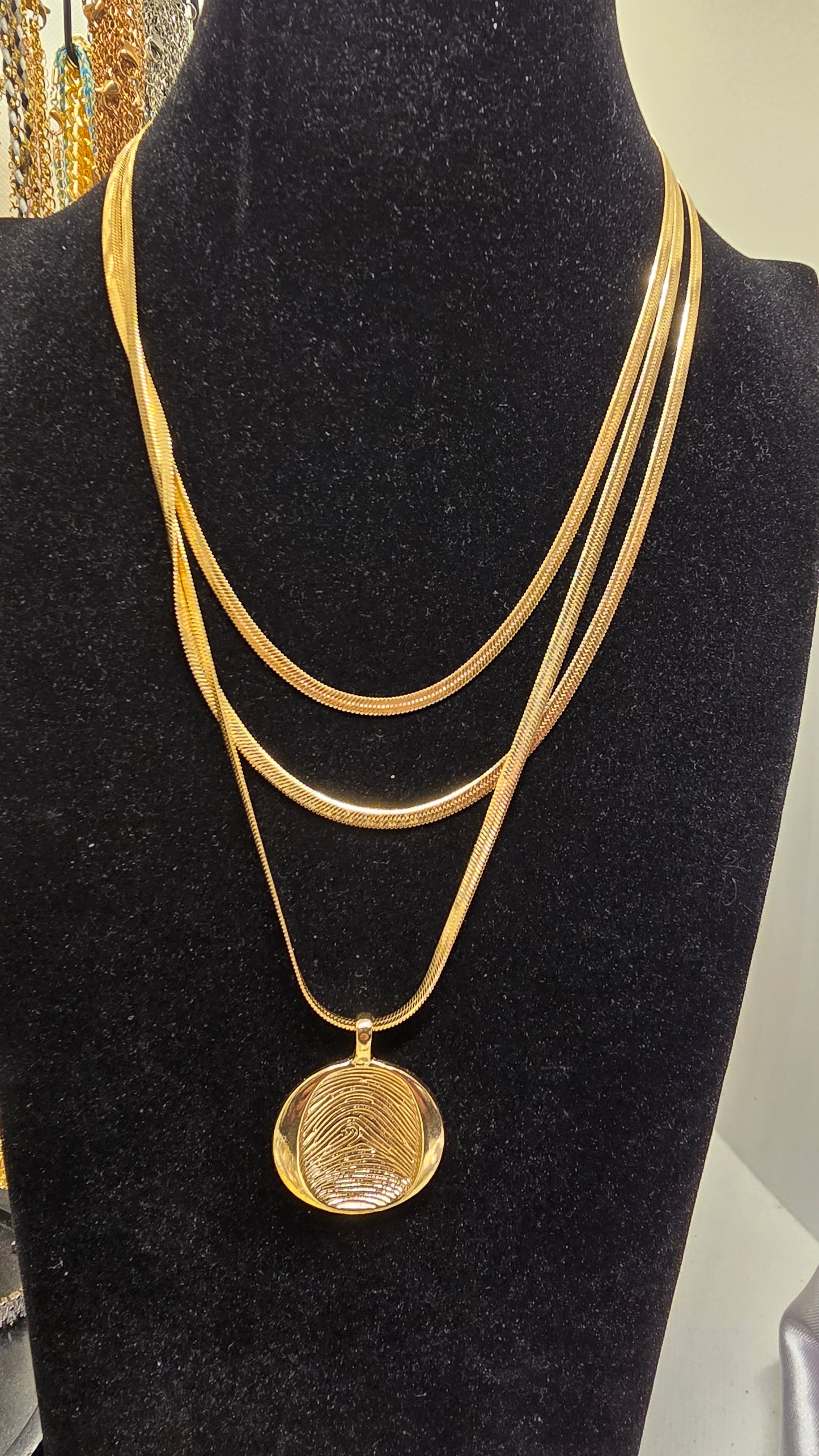 Gold Layered Snake Chain Halskette mit rundem Fingerabdruck Anhänger