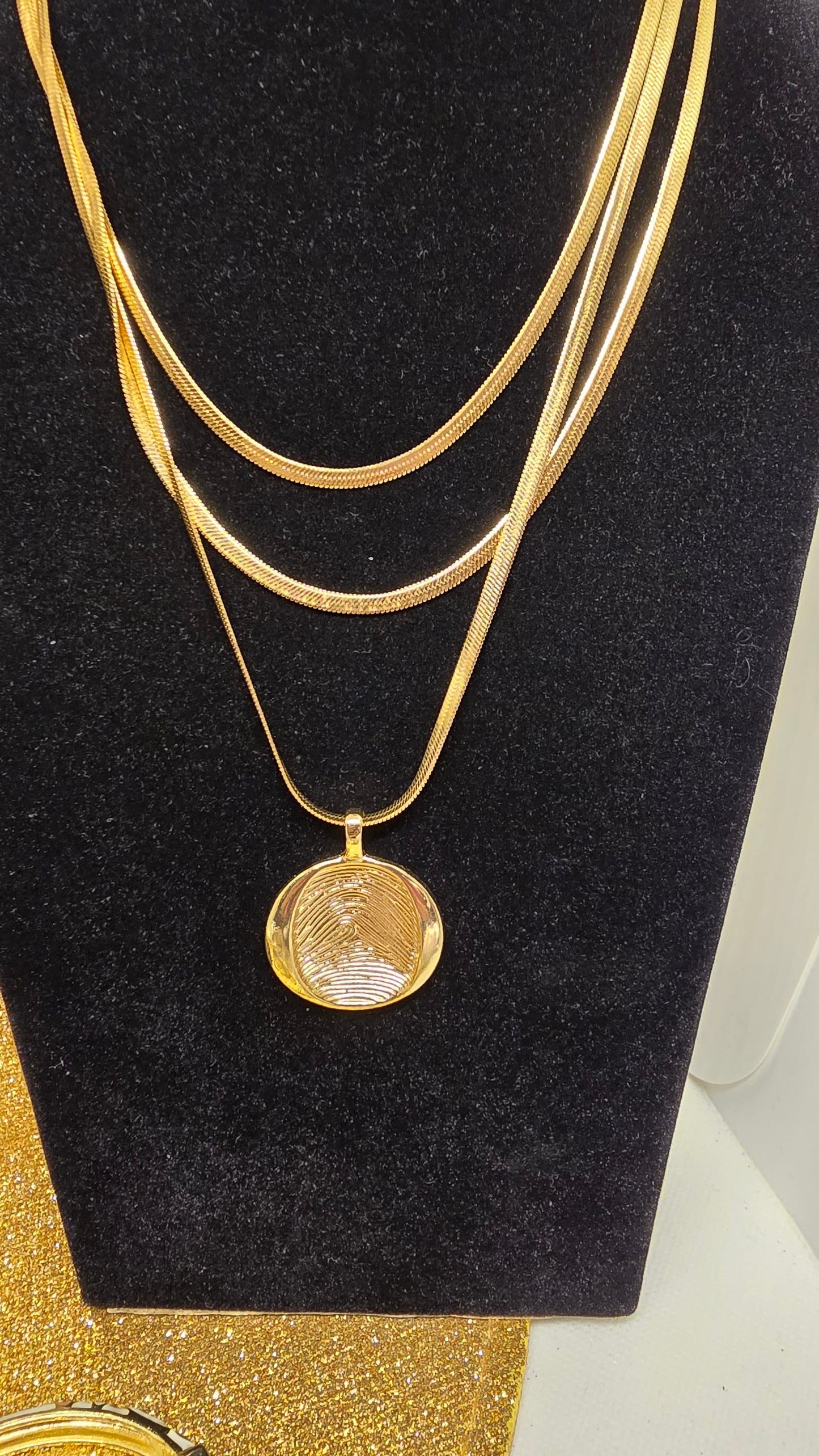 Gold Layered Snake Chain Halskette mit rundem Fingerabdruck Anhänger