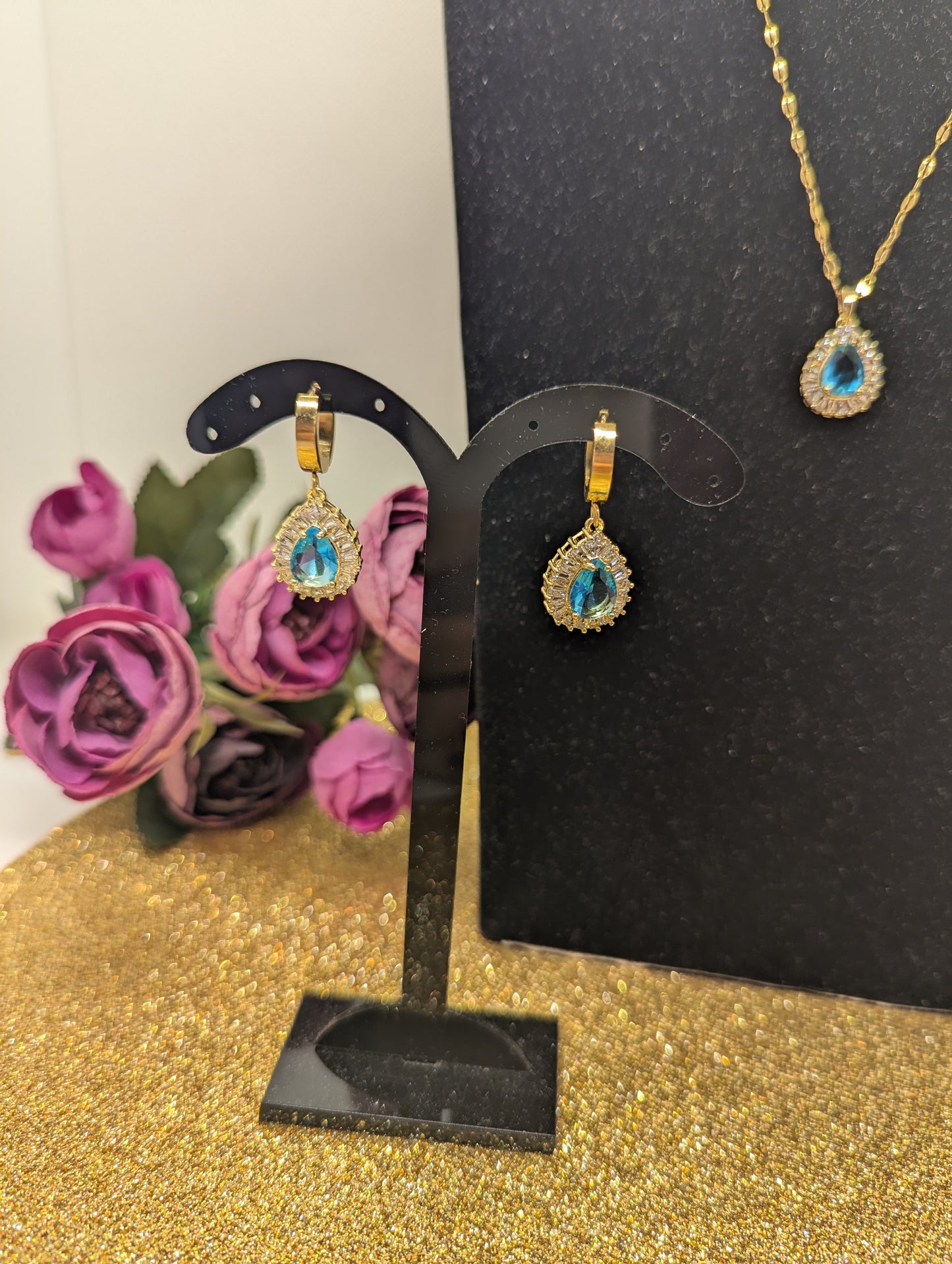 Tropfenhalskette mit blauem Stein - Edelstahl