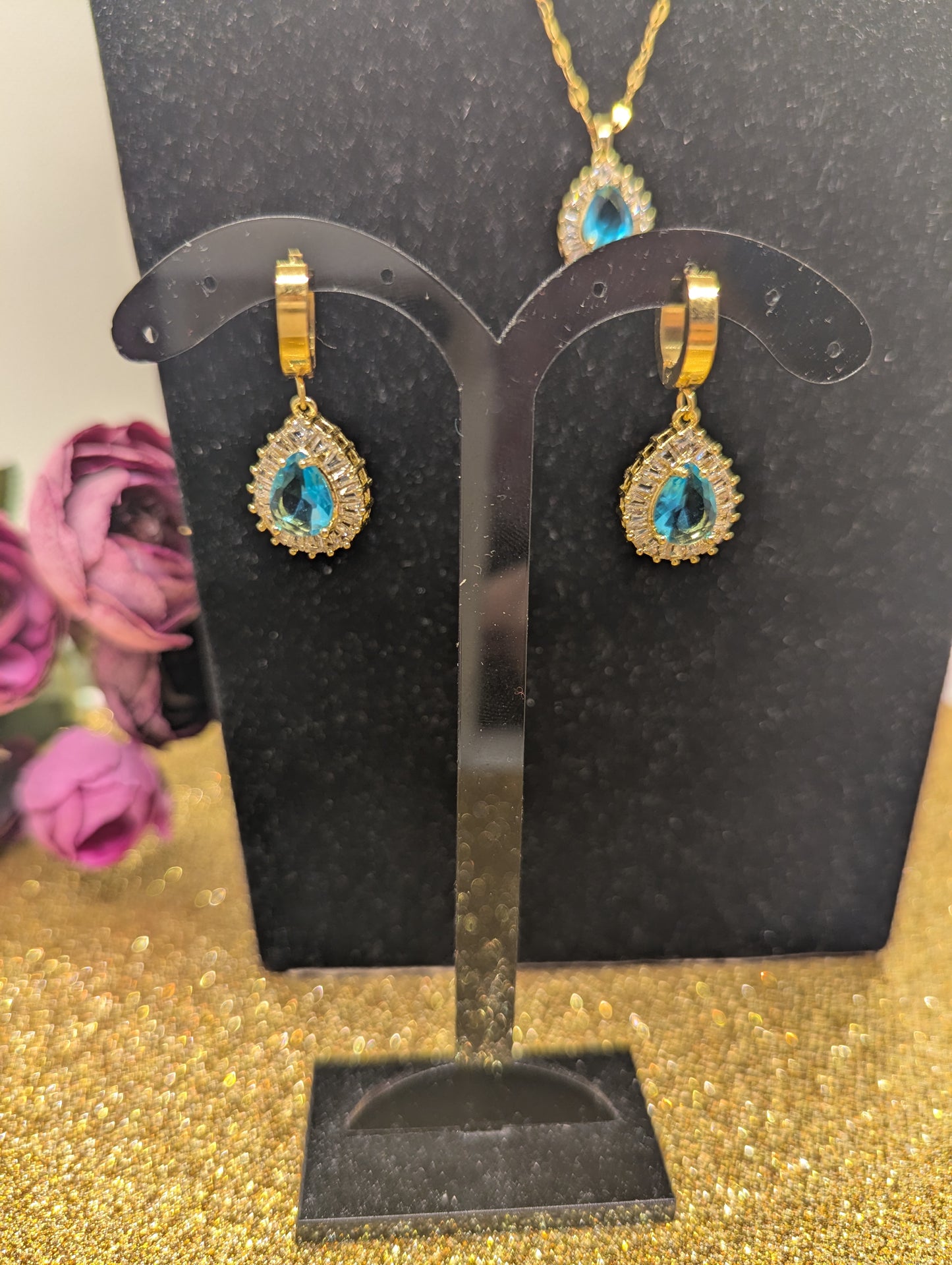 Tropfenhalskette mit blauem Stein - Edelstahl