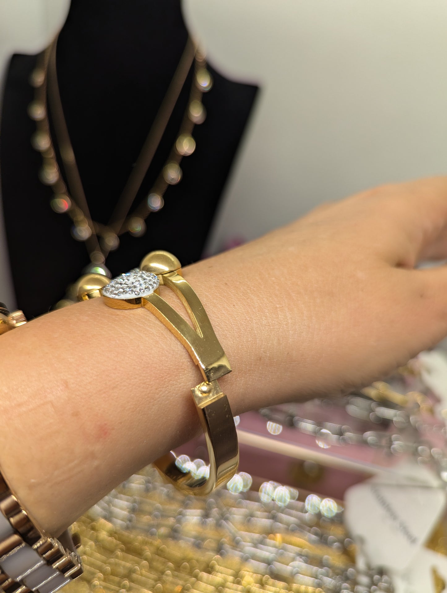 Armreif mit funkelnden Kristallen ideal für's Geschenk