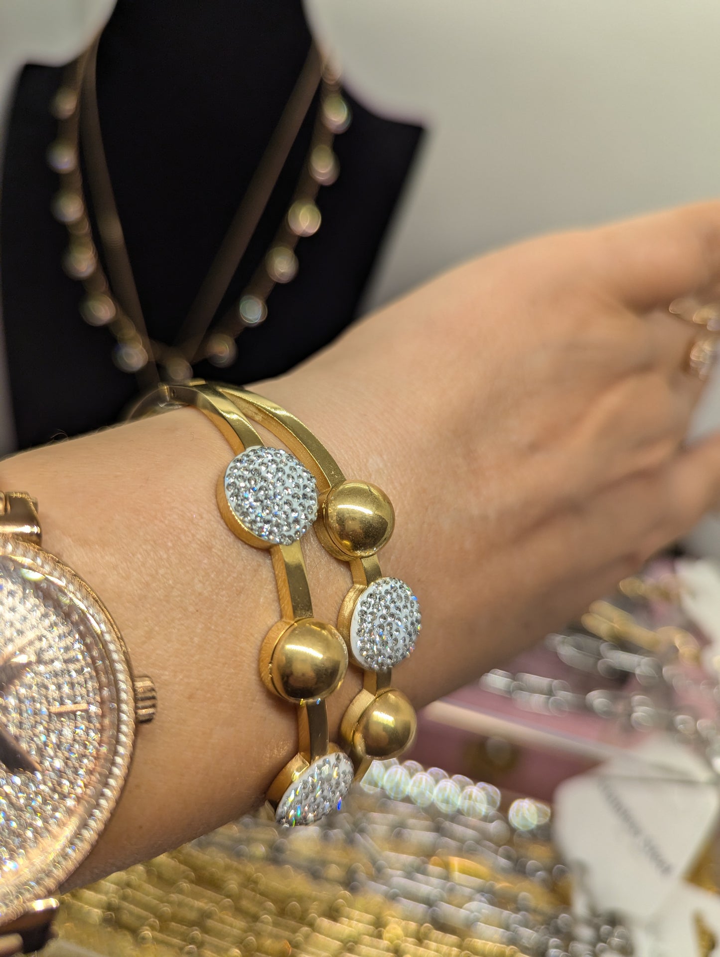 Armreif mit funkelnden Kristallen ideal für's Geschenk